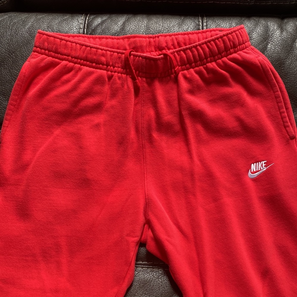 Nike Men’s Red Club Fleece Sweatpants - Picture 4 of 8